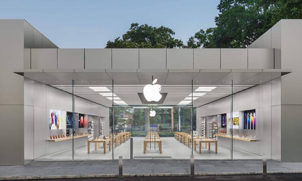 Fa&ccedil;ade en verre d'un Apple Store moderne, logo lumineux.