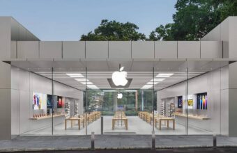 Fa&ccedil;ade en verre d'un Apple Store moderne, logo lumineux.