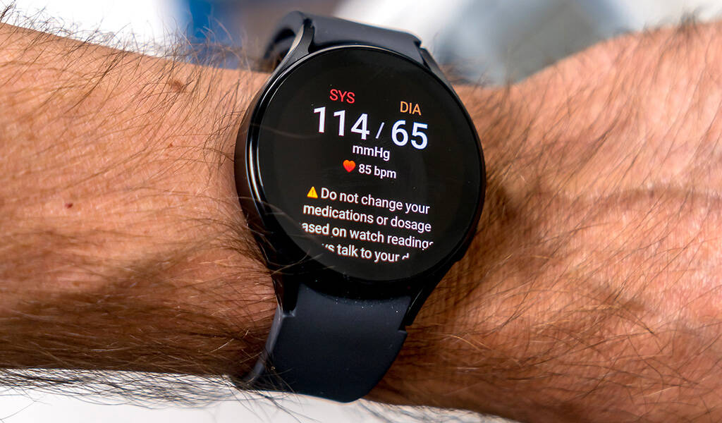 Montre connectée affichant la pression artérielle et la fréquence cardiaque.
