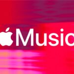 Hausse des prix Apple Music : les nouveaux tarifs en France Logo Apple Music blanc sur fond abstrait rouge et rose.