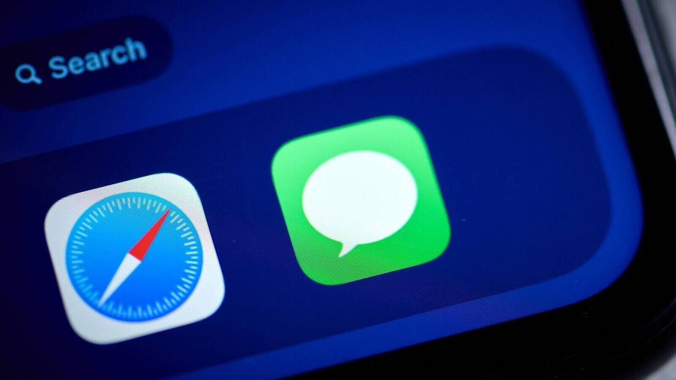 apples-messages-app-icon-next-to-safari-app-on-an-iphone-display