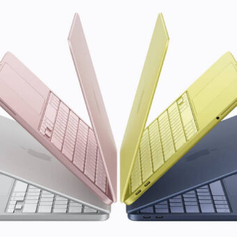 MacBooks color&eacute;s align&eacute;s en &eacute;ventail sur fond blanc.